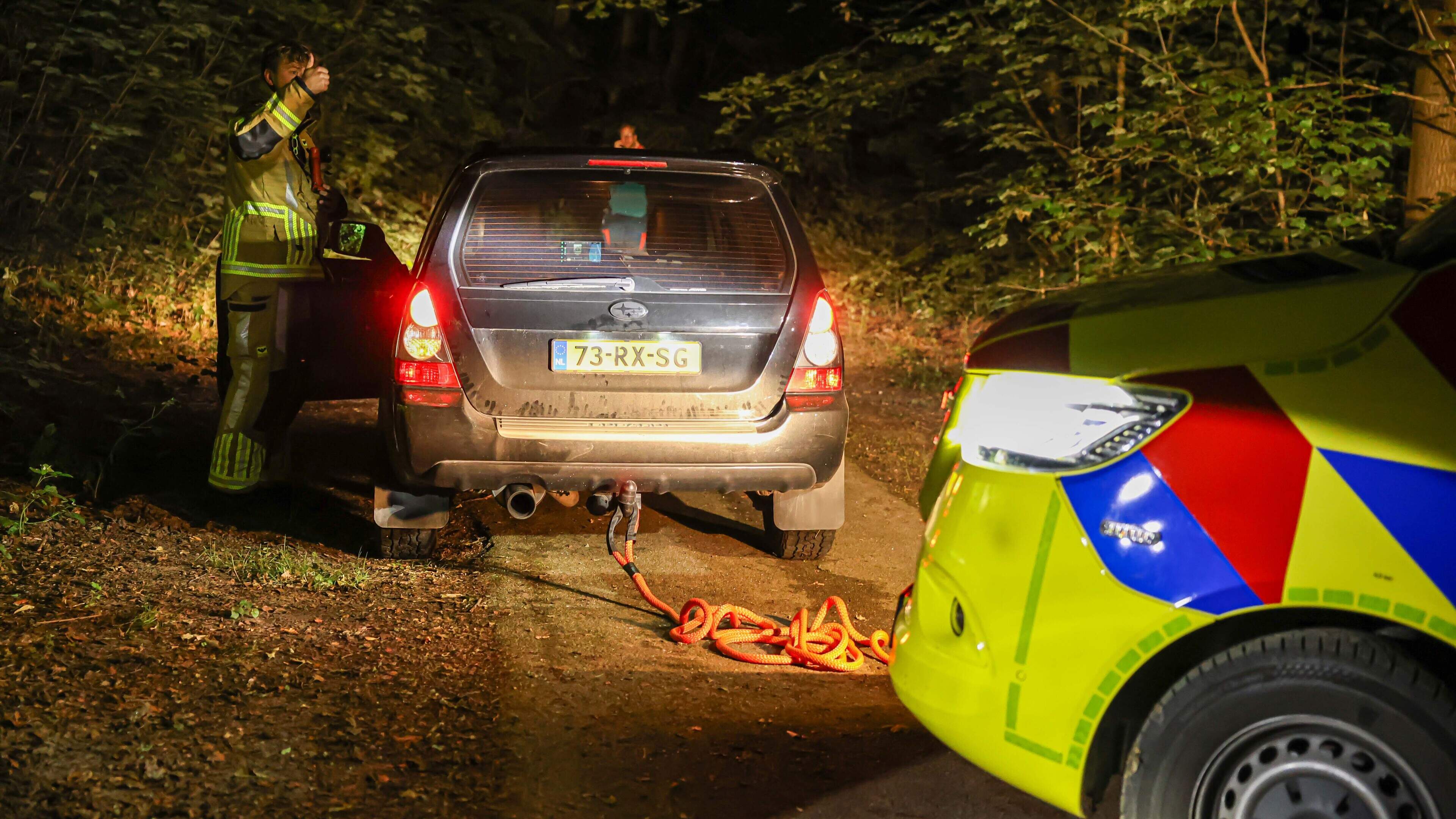 Brandweer helpt vastgereden ambulance uit het bos in Emmeloord